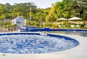 Piscina externa, espreguiçadeiras