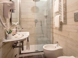 Standard Double Room | Bathroom | Shower, free toiletries, hair dryer, bidet - Rome Visits (Rome)