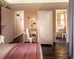 Ropa de cama de alta calidad y minibar 