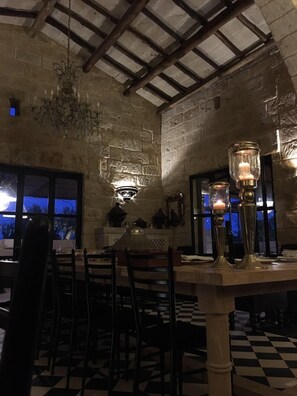 Aperto a pranzo e cena, cucina mediterranea