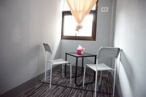 标准单人房, 1 张双人床, 城市景观 | 起居区