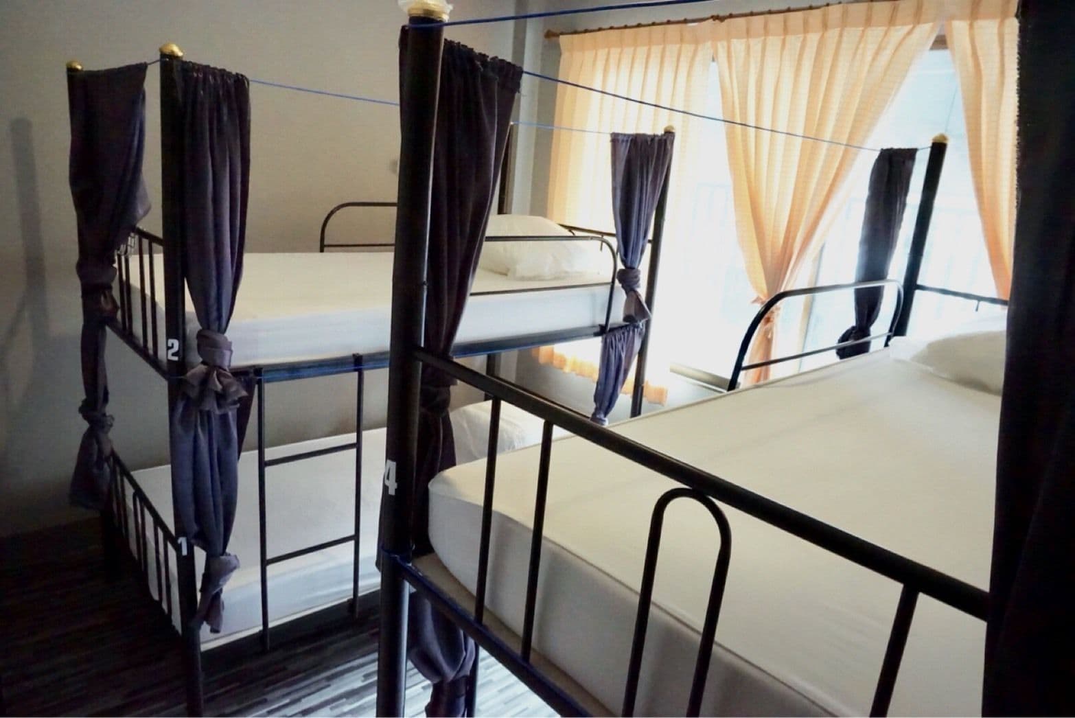 4-Bed Mixed Dormitory Room | Kylpyhuone | Ilmaiset hygieniatuotteet, tohvelit, pyyhkeet