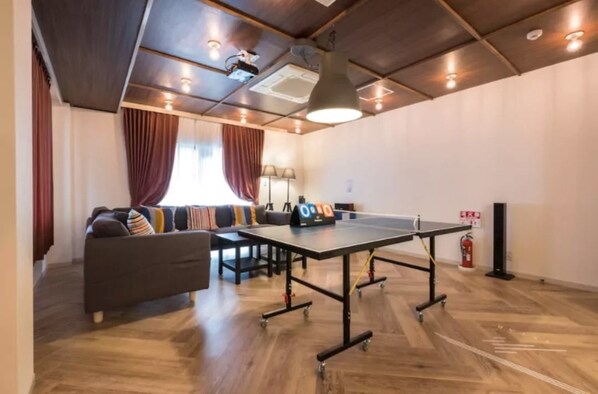 標準雙人房 (For 12 guests) | 客廳 | 平面電視、平板電腦、電視遊樂器、 DVD 播放機