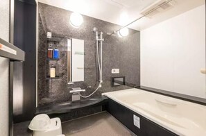 標準雙人房 (For 12 guests) | 浴室 | 獨立浴缸和淋  浴設備、免費盥洗用品、吹風機、拖鞋