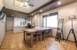 스탠다드 더블룸 (For 6 guests) | 거실 공간 | 평면 TV, 태블릿, 비디오 게임기, DVD 플레이어