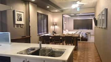 ์คํ ๋ค๋ ๋๋ธ๋ฃธ (For 6 guests) | 1 ๊ฐ์ ์นจ์ค, ๋ฌด๋ฃ ๋ฏธ๋๋ฐ, ๊ฐ๊ฐ ๋ค๋ฅธ ์คํ์ผ์ ์ธํ
๋ฆฌ์ด, ๊ฐ๊ฐ ๋ค๋ฅด๊ฒ ๊ฐ๊ตฌ ๋น์น