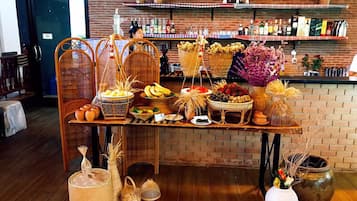 Päivittäinen englantilainen aamiainen maksusta