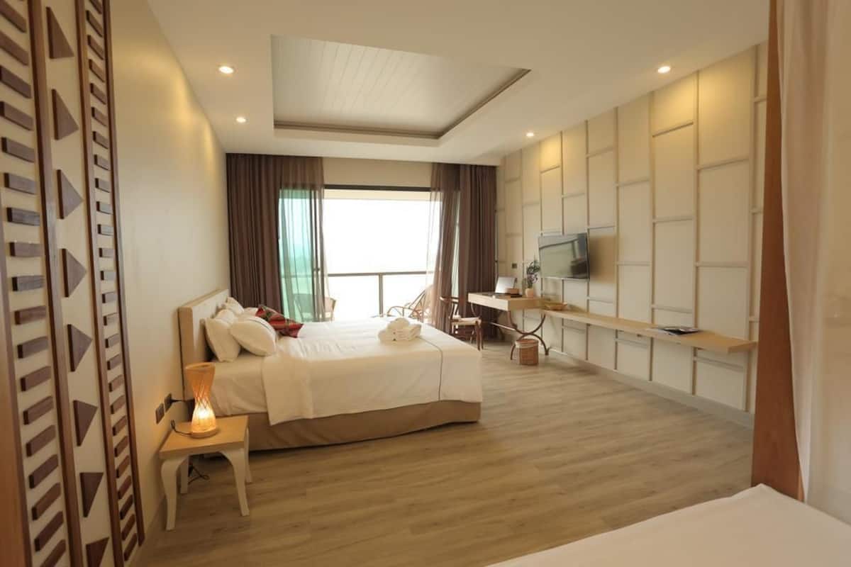 suite room with balcony | minibar, in-room safe, desk, blackout curtains