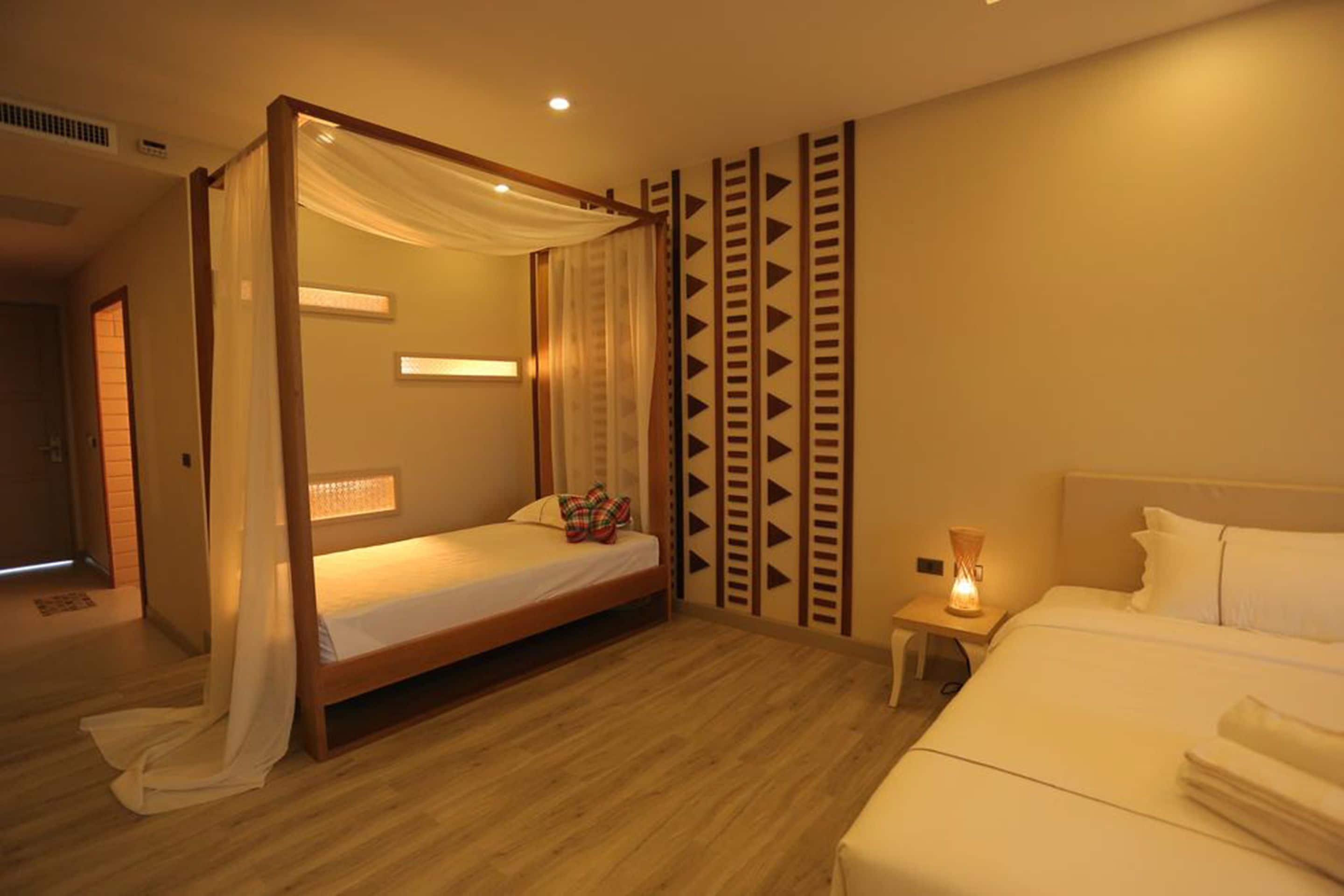 suite room with balcony | minibar, in-room safe, desk, blackout curtains