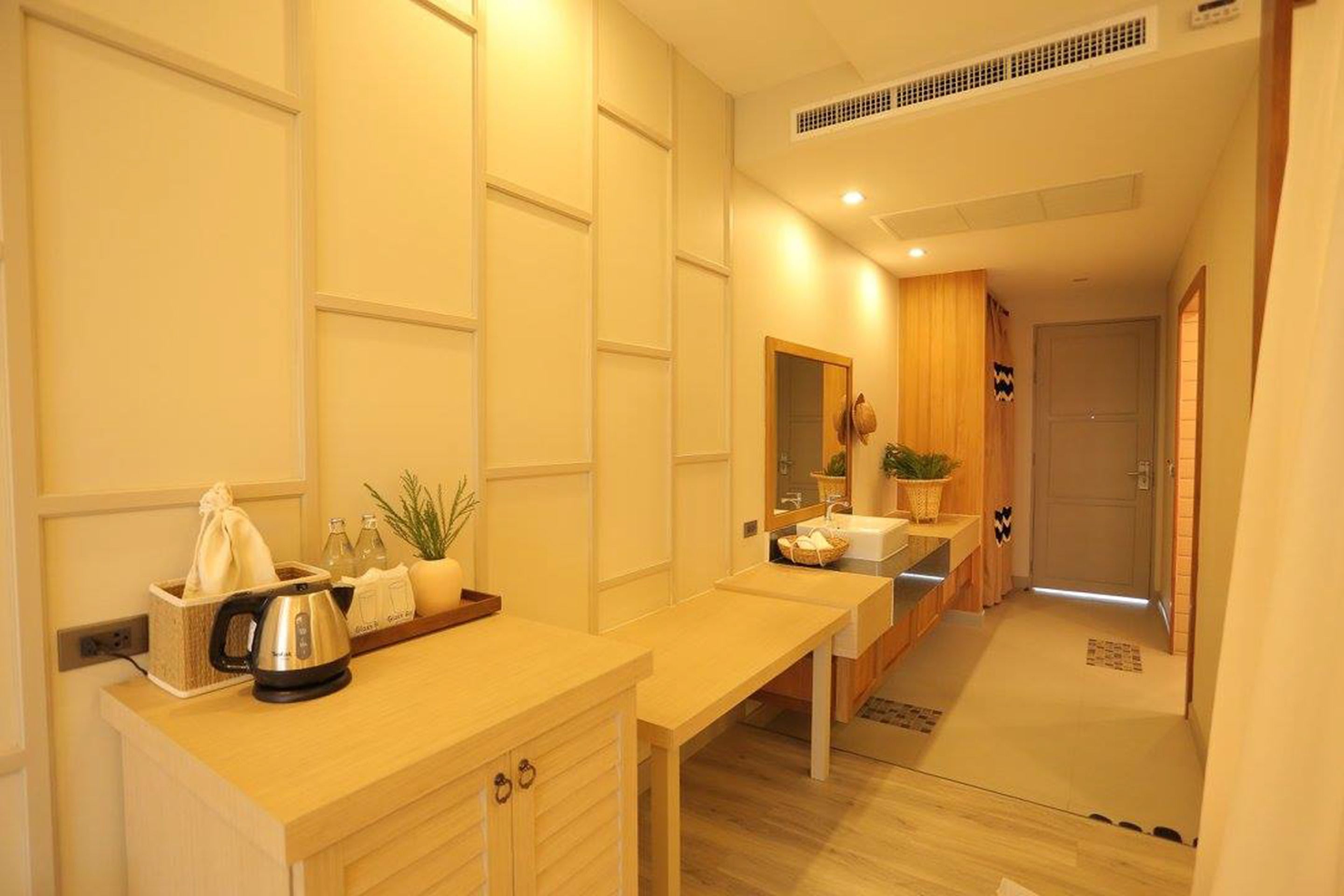 suite room with balcony | minibar, in-room safe, desk, blackout curtains