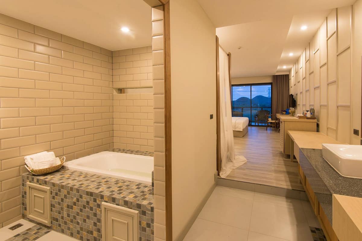 suite room with balcony | bathroom | free toiletries, hair dryer, slippers, towels