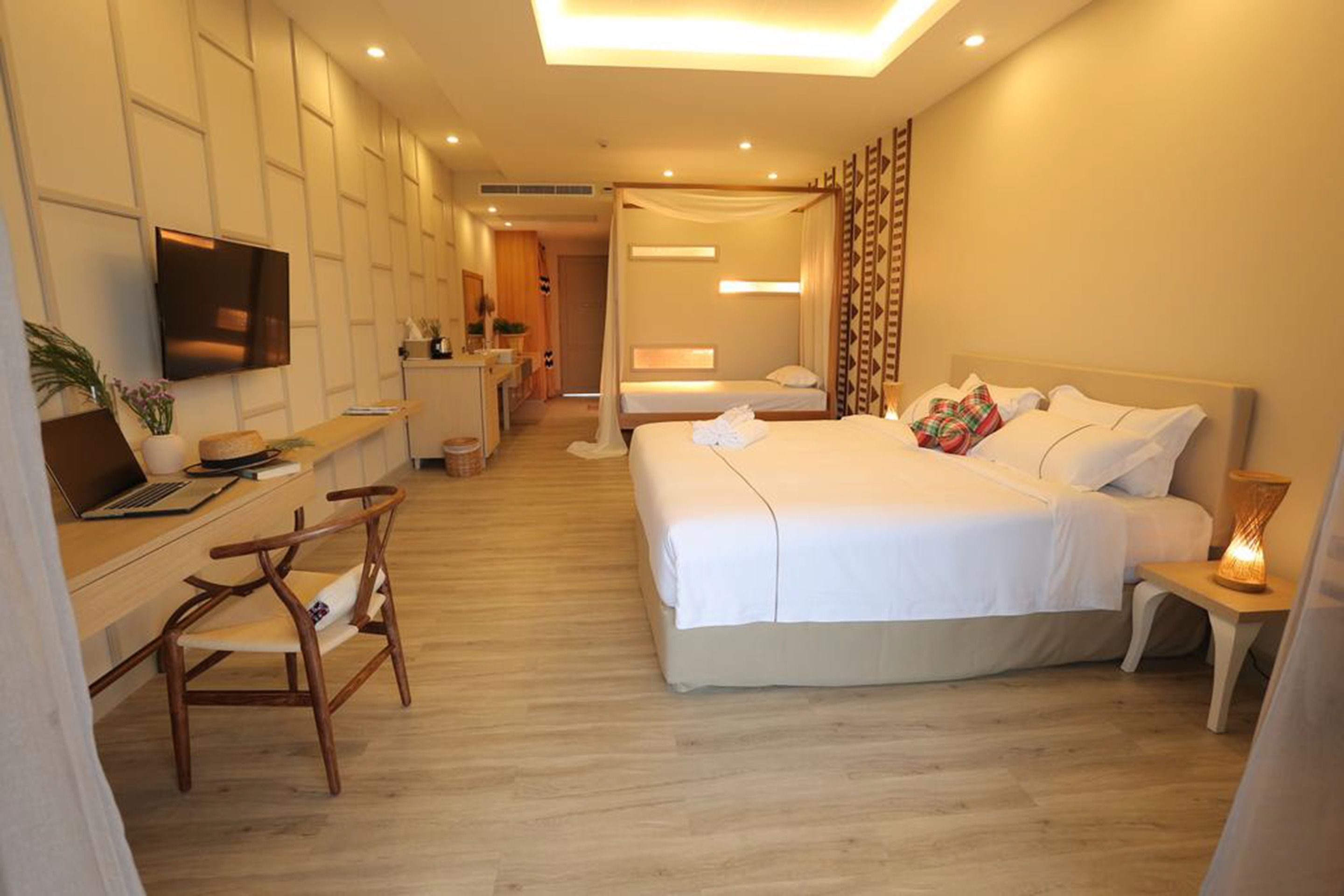 suite room with balcony | minibar, in-room safe, desk, blackout curtains
