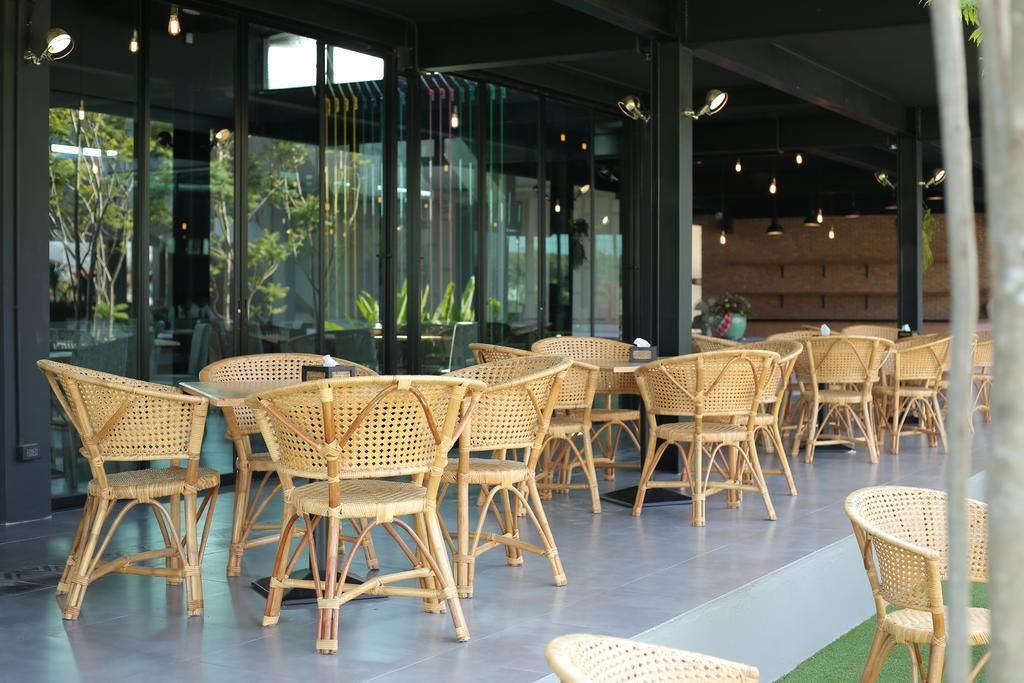 breakfast, lunch, dinner served; international cuisine