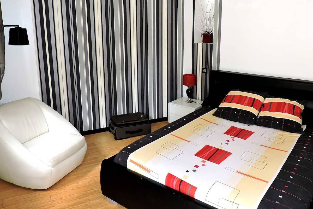 Egyptian cotton sheets, premium bedding, Select Comfort beds, desk