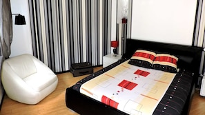 Confort Double Room (Contemporary) | Egyptian cotton sheets, premium bedding, Select Comfort beds, desk - La Gourmandine (Chatellerault)