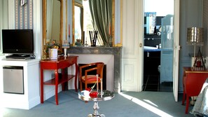 Superior Double Room, Balcony (Prestige) | Living area | LCD TV - La Gourmandine (Chatellerault)
