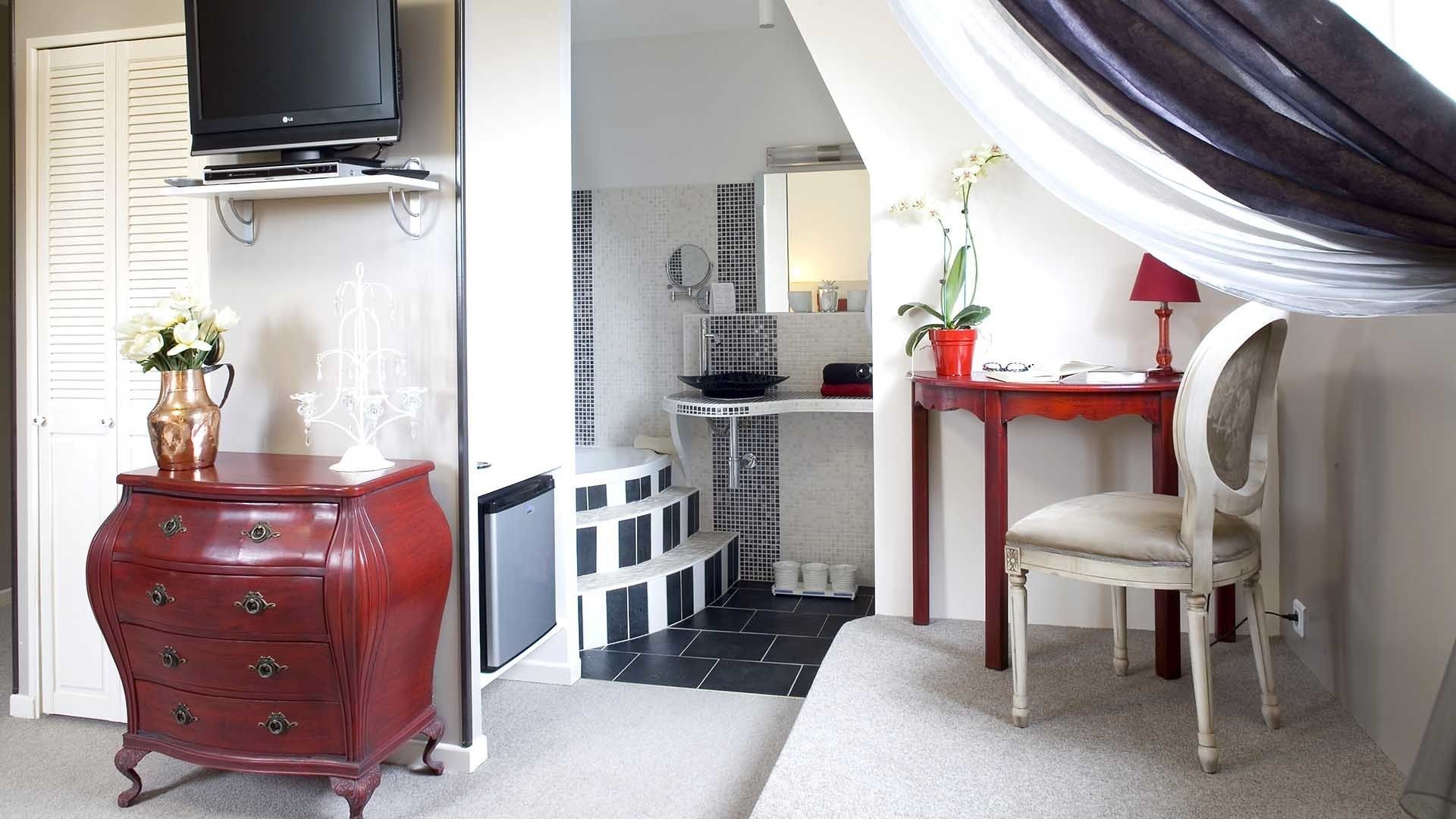 comfort double room, private bathroom (classic) | living area | lcd tv