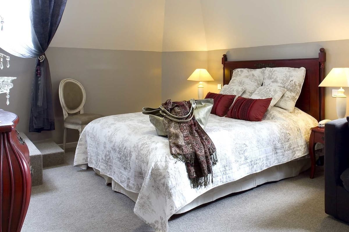 Egyptian cotton sheets, premium bedding, Select Comfort beds, desk