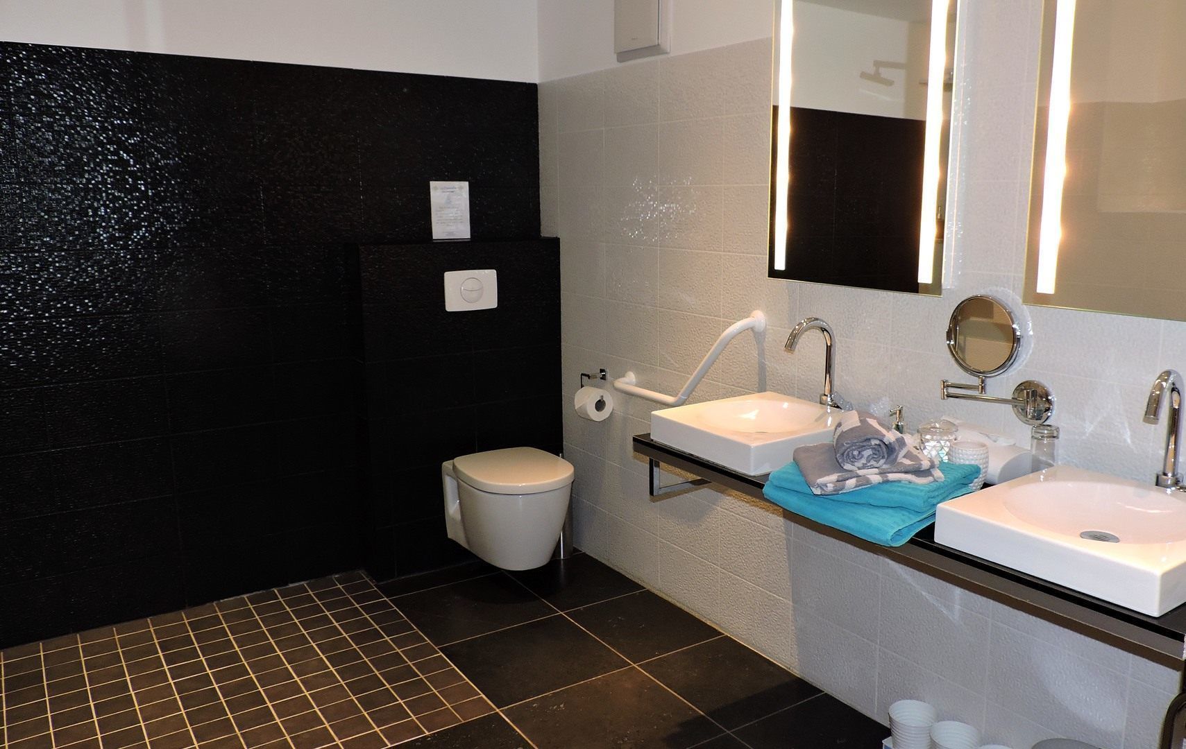 standard double room (contemporaine) | bathroom sink