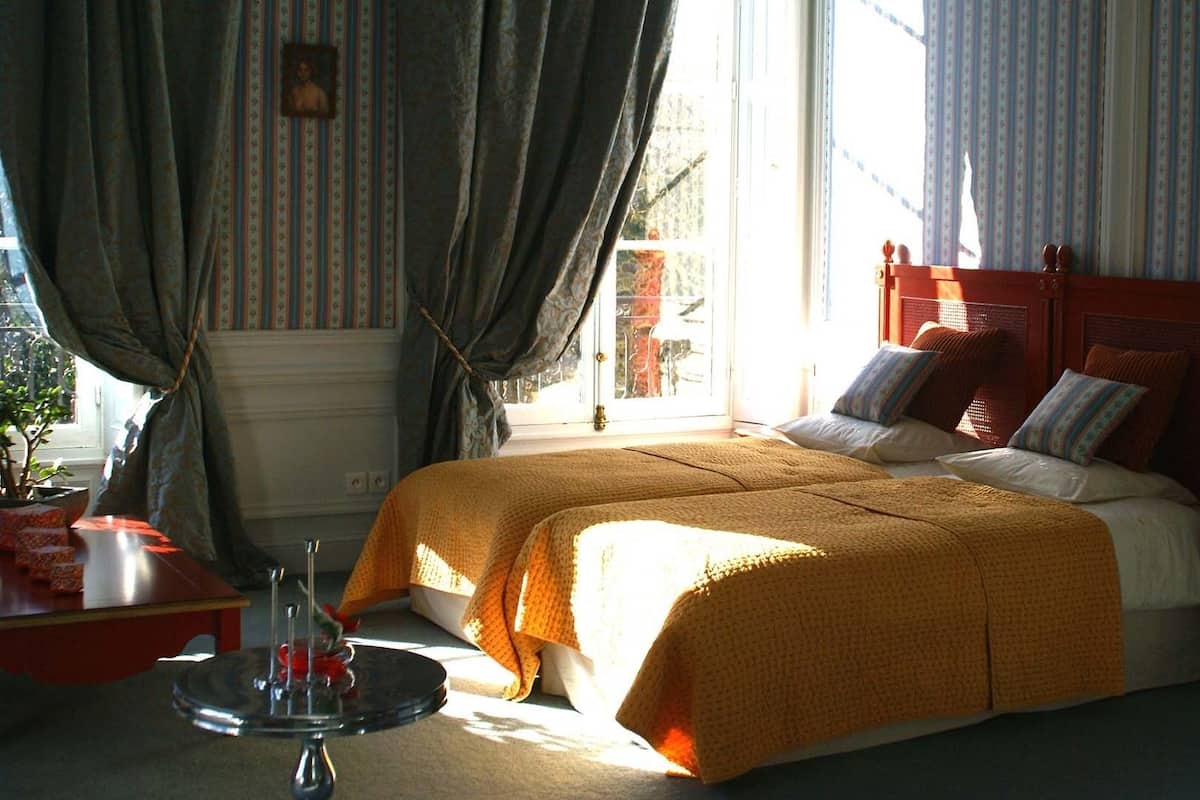 Egyptian cotton sheets, premium bedding, Select Comfort beds, desk
