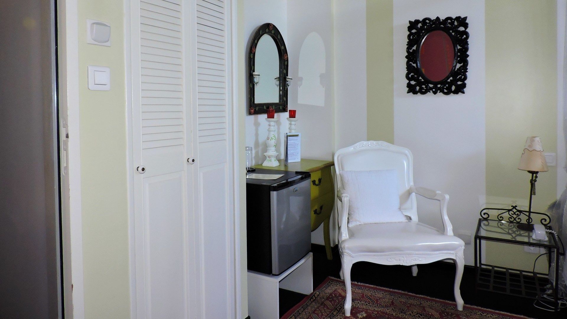 basic double room, 1 queen bed, non smoking (baldaquin) | living area | lcd tv