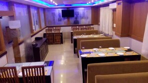 Breakfast, lunch, dinner served; international cuisine  - Hotel Millennium Plaza (Anekal)