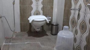 Shower, free toiletries - Hotel Millennium Plaza (Anekal)