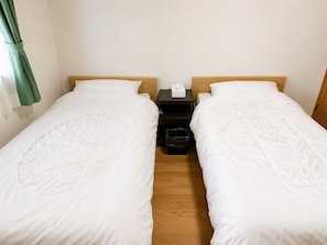 Chambre Standard avec lits jumeaux, non-fumeur | Coffre-fort, rideaux d’obscurcissement, accès au Wi-Fi (inclus)