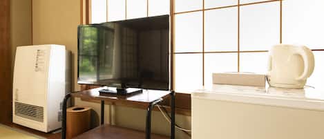 Deluxe Room, Non Smoking | In-room safe, blackout drapes, WiFi (free), bed sheets