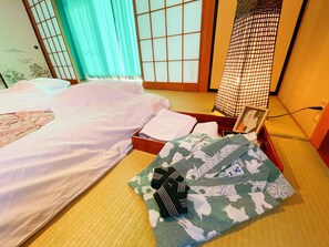 Comfort-huone, tupakointi kielletty | Tallelokero huoneessa, pimennysverhot, ilmainen Wi-Fi, vuodevaatteet