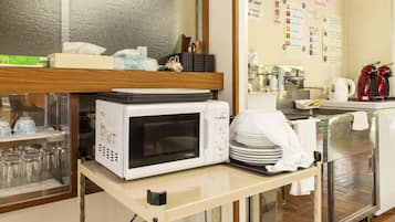 Coffee/tea maker, fridge, electric kettle