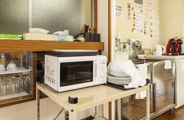 Coffee/tea maker, fridge, electric kettle