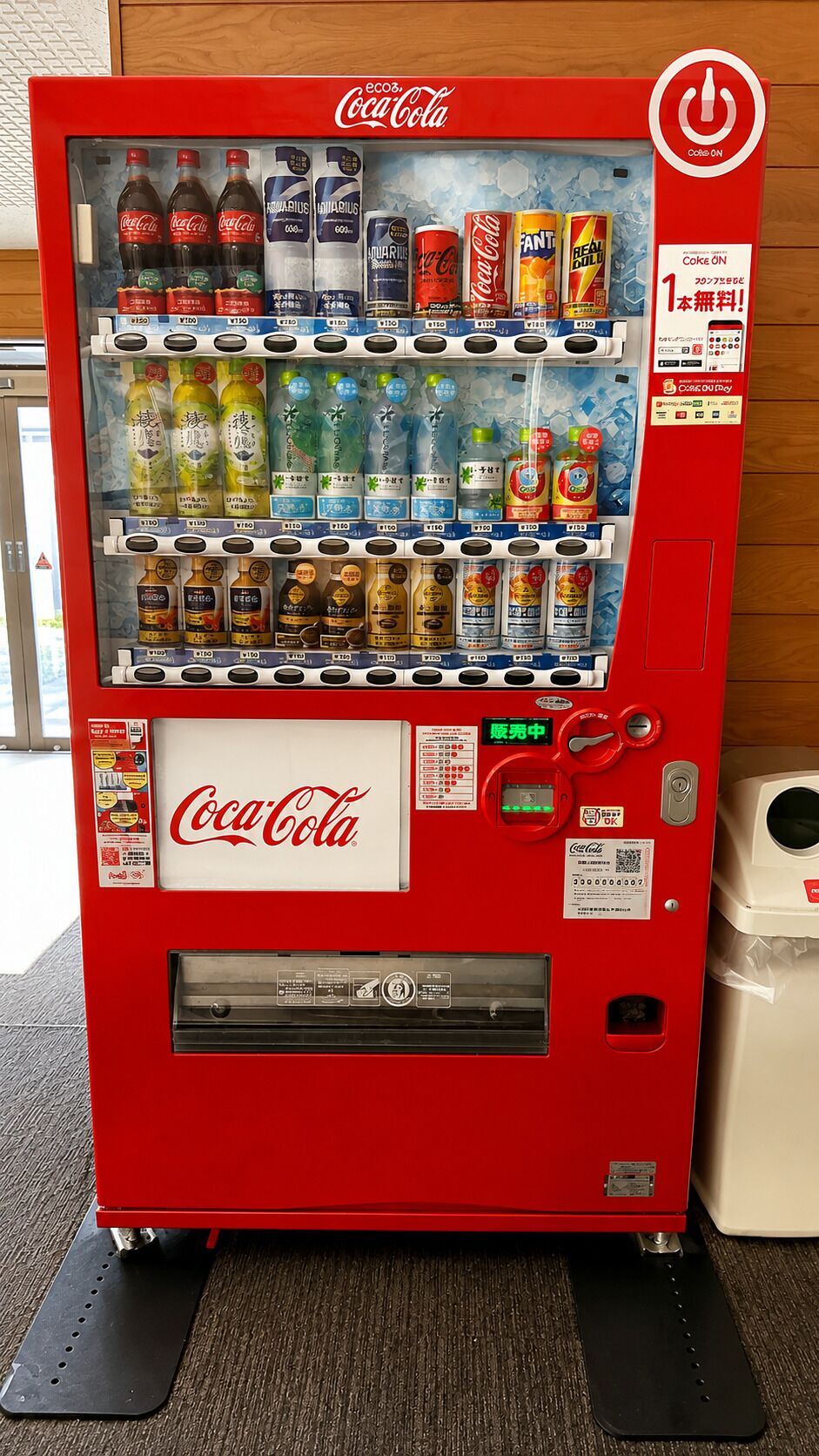 Eine Coca-Cola-Getränkeautomaten mit verschiedenen Auswahlmöglichkeiten, darunter Limonaden und Energy-Drinks.