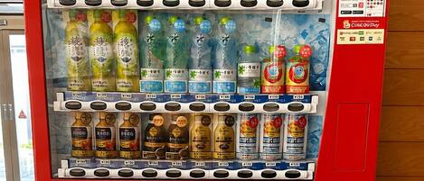 Eine Coca-Cola-Getränkeautomaten mit verschiedenen Auswahlmöglichkeiten, darunter Limonaden und Energy-Drinks.