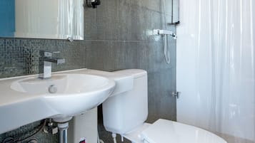 Kamar Double | Kamar mandi | Shower, perlengkapan mandi gratis, pengering rambut, dan handuk