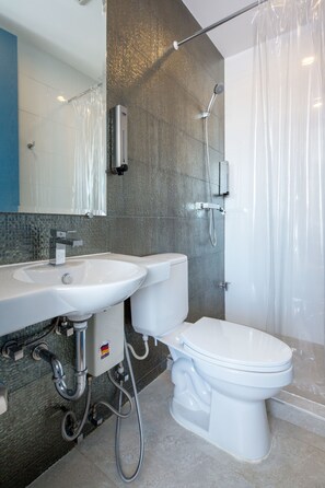 Double Room | Bathroom | Shower, free toiletries, hair dryer, towels - 128 Room And Massage (Bangkok)