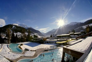 A pool area with a view of snow-covered mountains and a clear sky. - Hotel Meublè Garnì della Contea (Bormio)