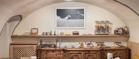 Un comedor con un aparador de madera, una fotografía enmarcada en la pared y una lámpara en el techo.