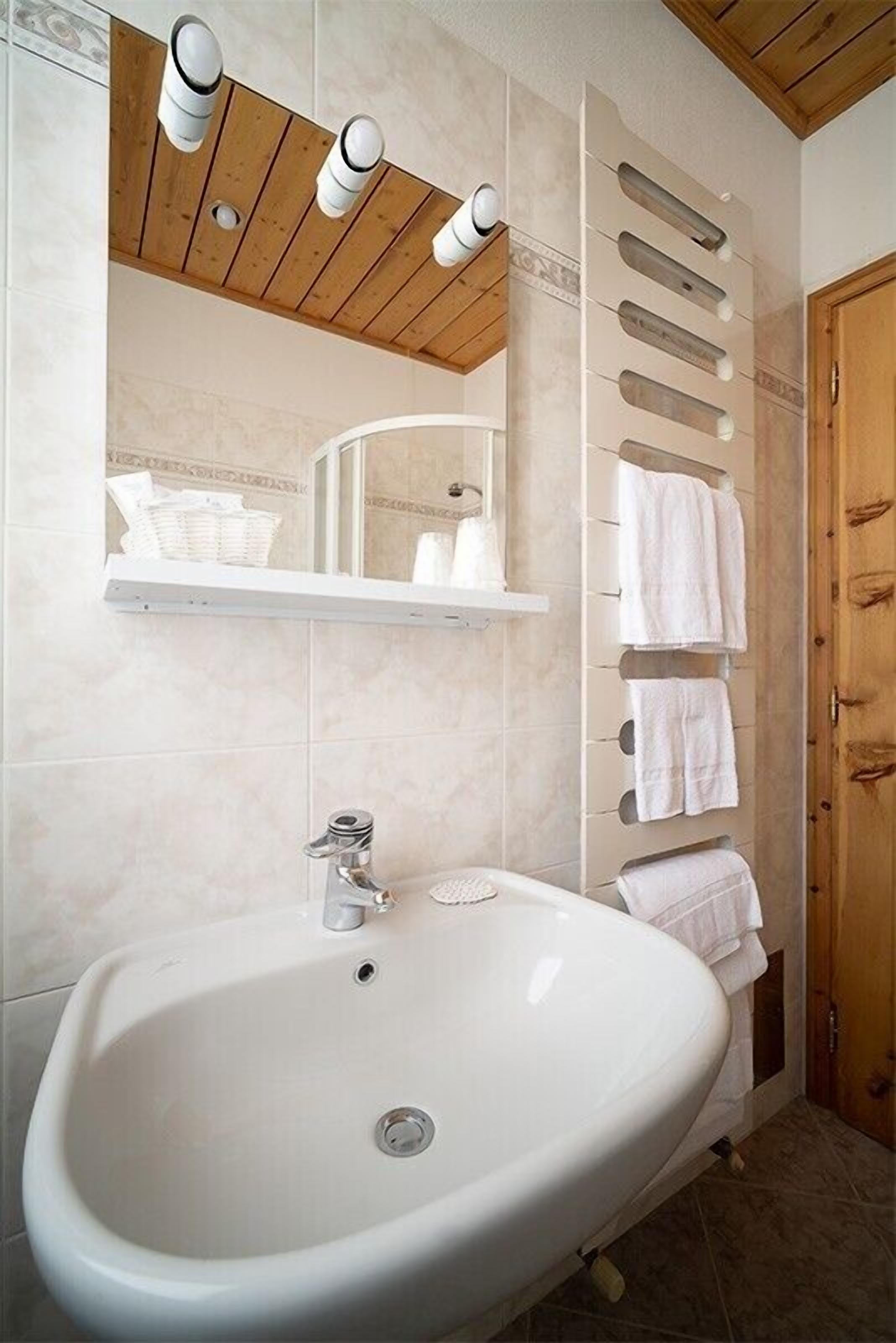 shower, free toiletries, hair dryer, bidet