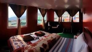 Une chambre avec un lit, une chaise et une vue sur l’extérieur.