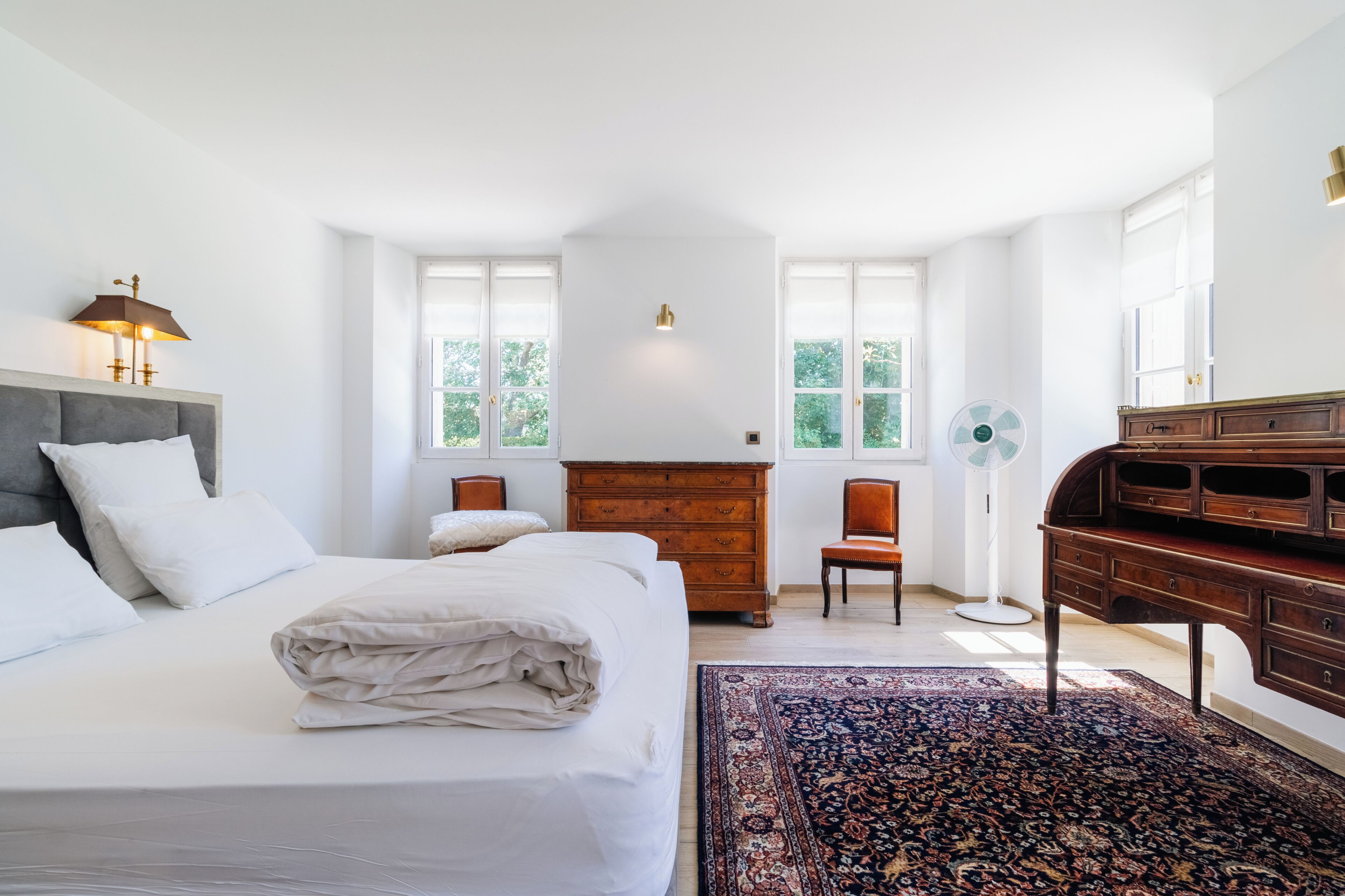 Chambre luxueuse, salle de bain attenante, vue sur le fleuve (C'est Bon le Vin) | Literie de qualité, lit avec matelas à plateau-coussin, décor unique