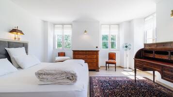 Chambre luxueuse, salle de bain attenante, vue sur le fleuve (C'est Bon le Vin) | Literie de qualité, lit avec matelas à plateau-coussin, décor unique