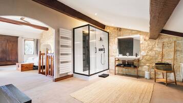 Chambre Double, salle de bains attenante, vue fleuve (A&A) | Salle de bain | Douche, douche à « effet pluie », sÚche-cheveux, peignoirs