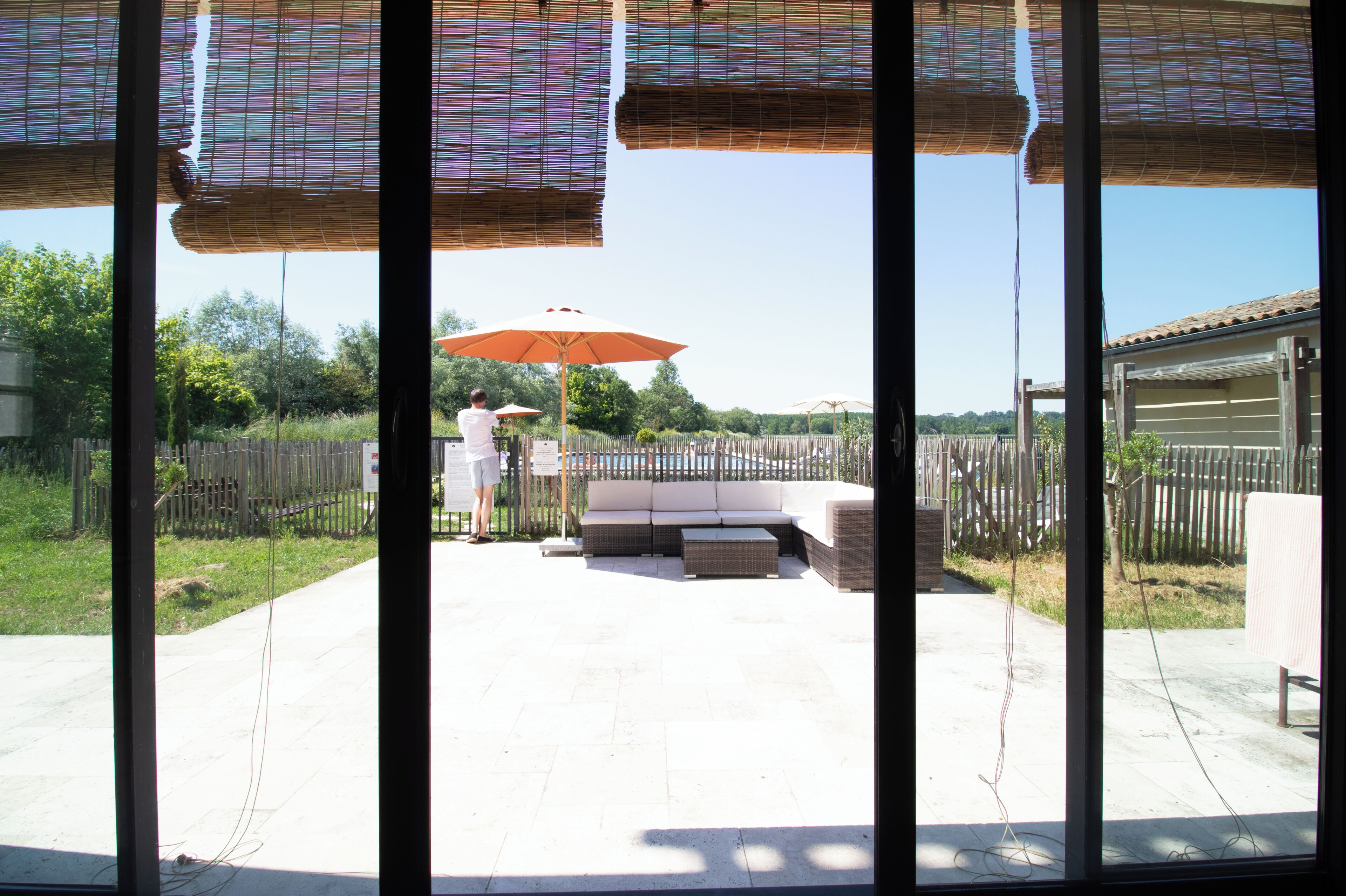 Piscine extérieure en saison, accès possible de 10 h à 17 h, parasols