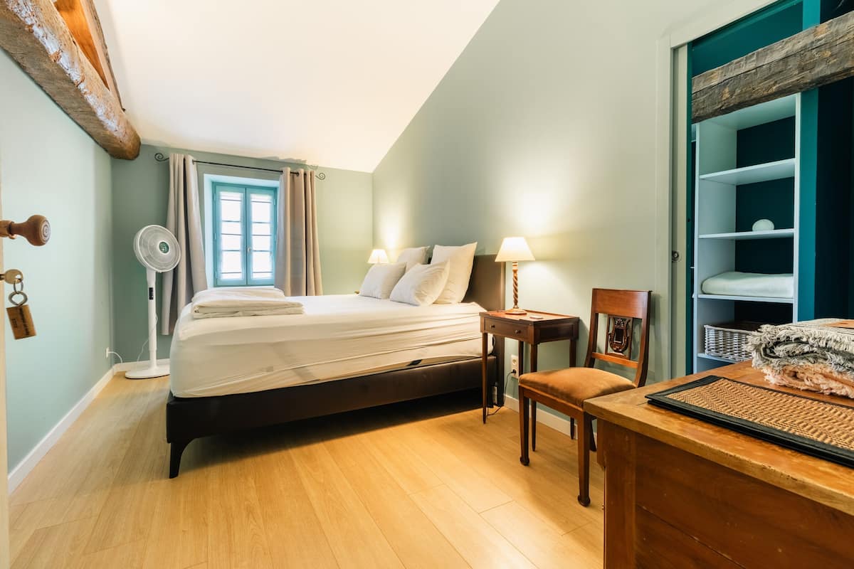 Romantic Single Room, Ensuite (Absolem) | Premium bedding, pillow-top beds, laptop workspace, blackout curtains