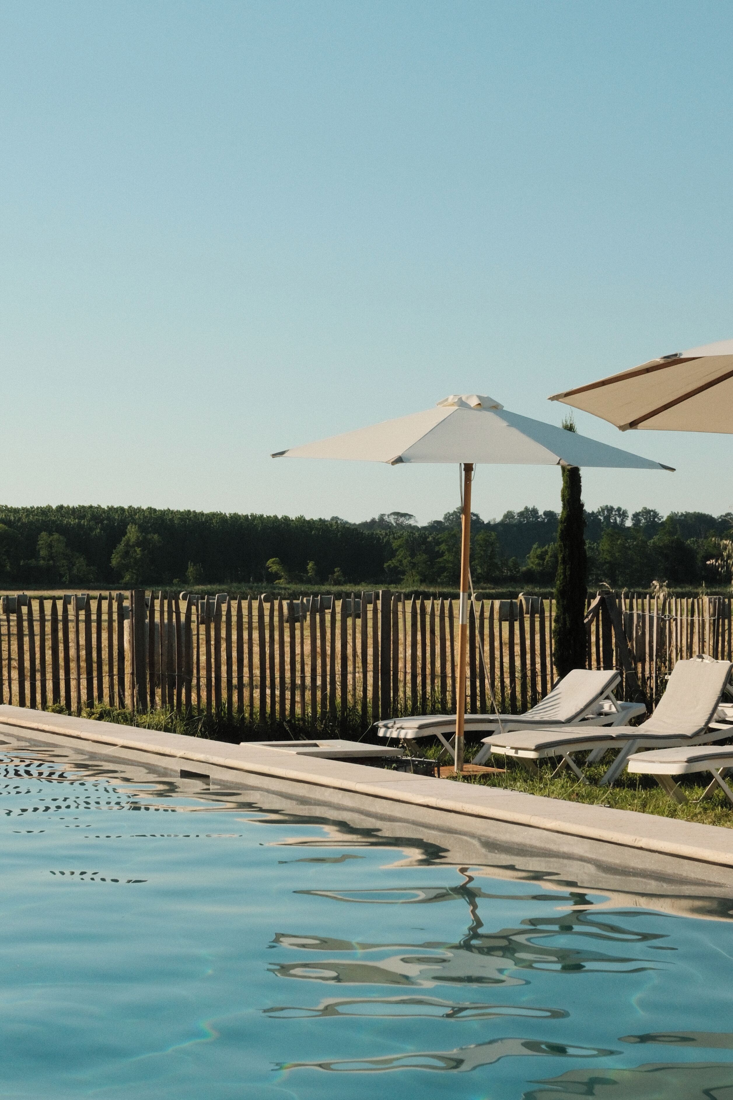 Piscina a l'aire lliure de temporada (horari: 10:00-17:00) i para-sols 