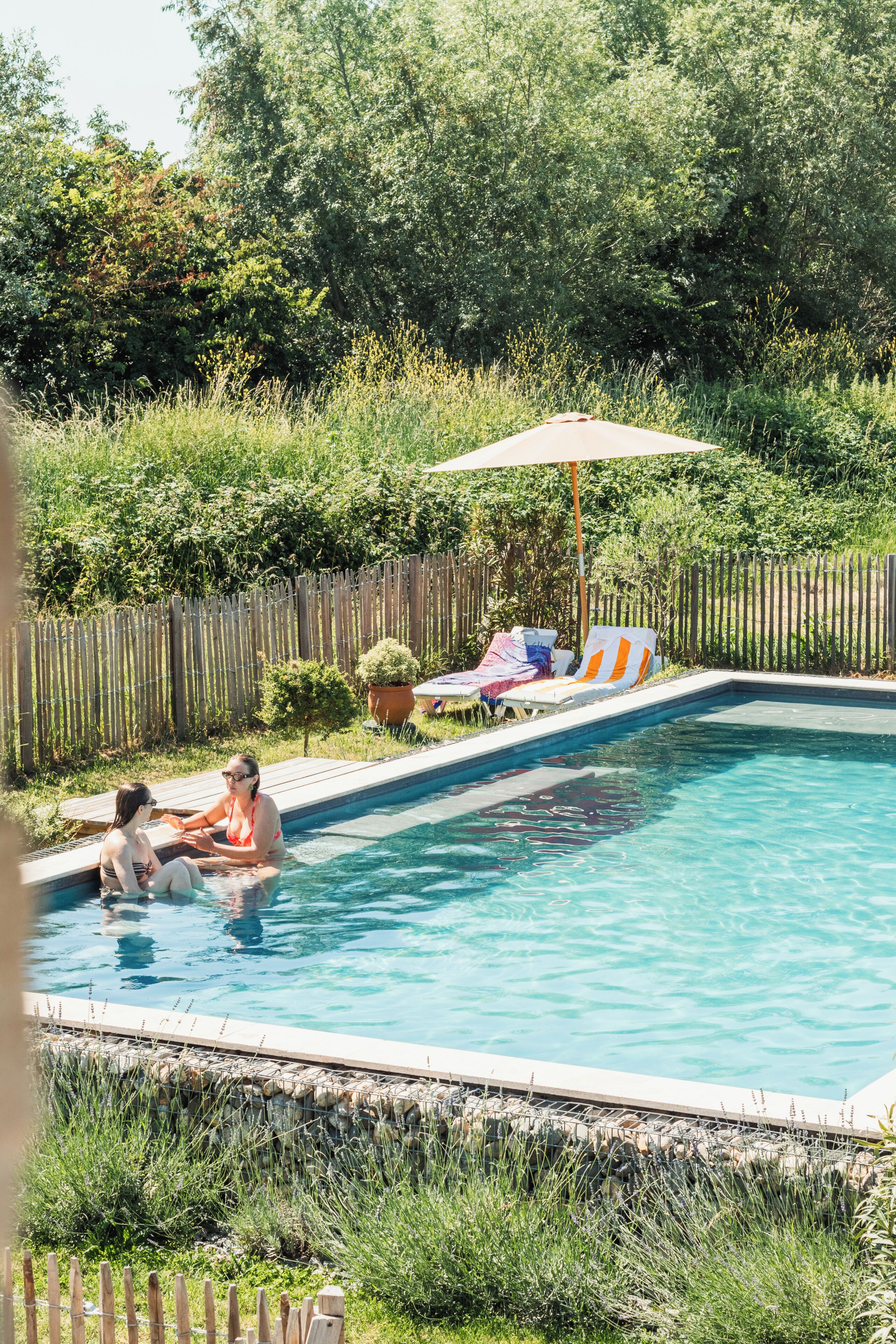 Piscina externa sazonal, funciona das 10h às 17h, guarda-sóis