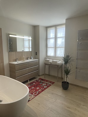 Chambre Luxe, salle de bains attenante, vue fleuve (C'est Bon le Vin) | Salle de bain | Douche, douche à « effet pluie », sèche-cheveux, peignoirs