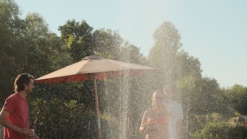 Piscine extérieure (ouverte en saison), parasols de plage