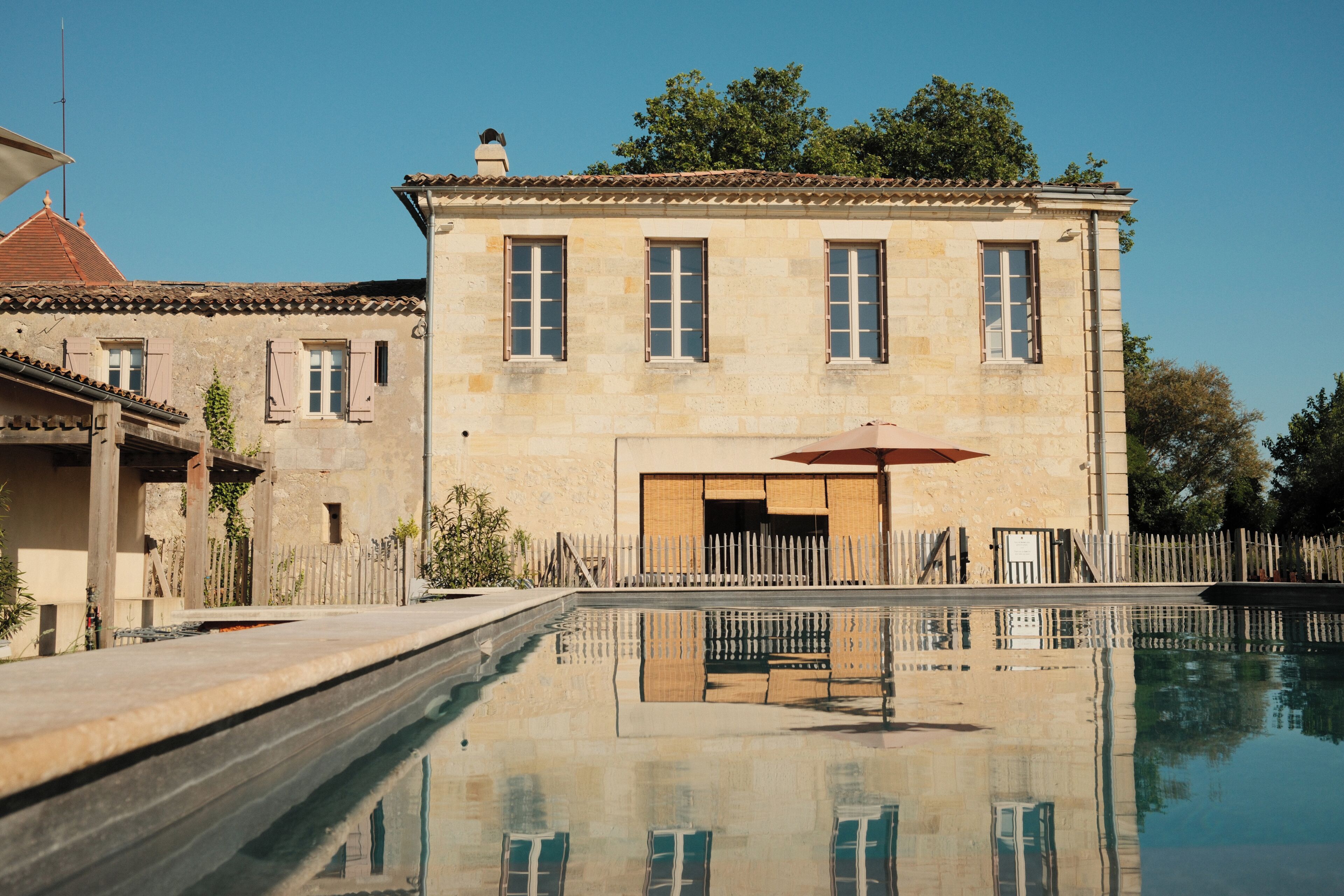 Piscina externa sazonal, funciona das 10h às 17h, guarda-sóis